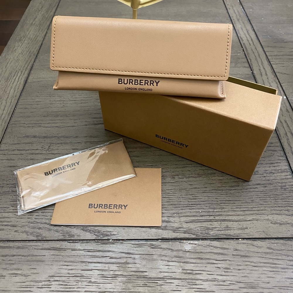 Burberry eyeglass case with box and wipe cloth